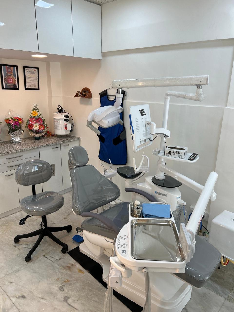 Running dental clinic for sale — fully equipped 200 sq ft practice, Lalbaug, Mumbai