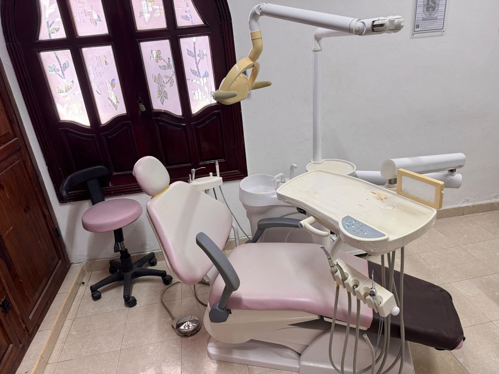Unidad dental Odontum completa con sillón y módulos