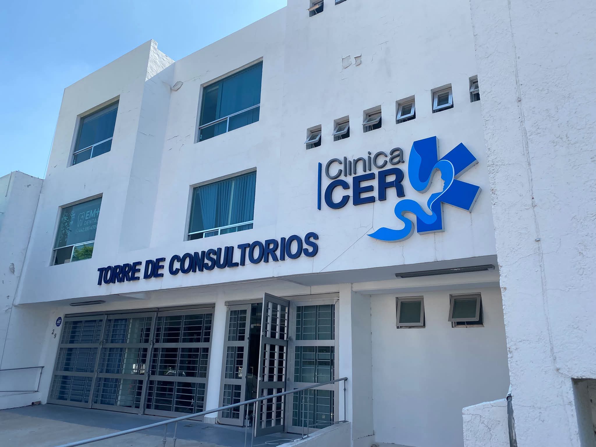 Consultorio dental completamente equipado en renta — Torre de Consultorios CER