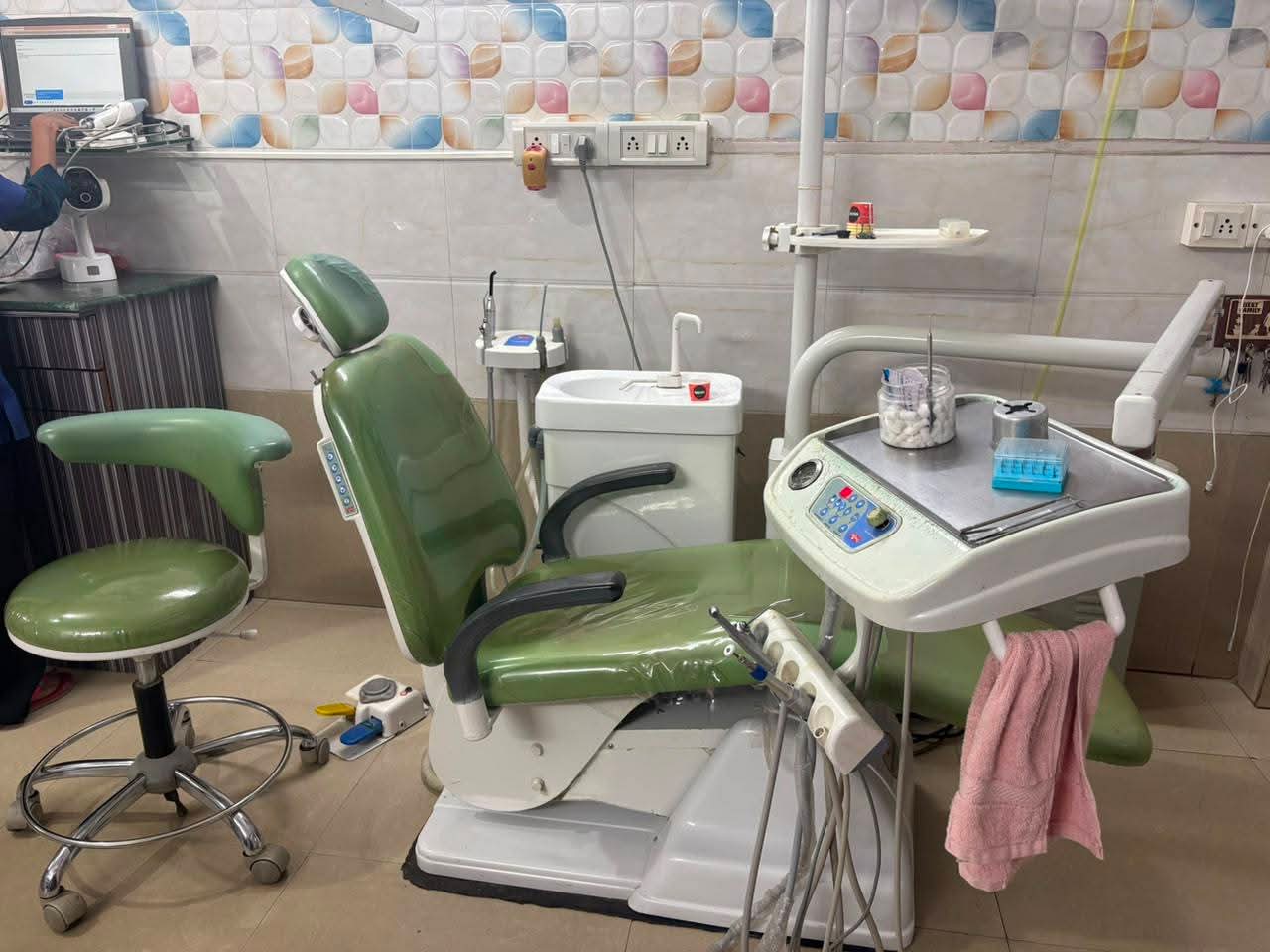 Electrical Dental Chair — built-in scaler, micromotor, suction & UV curing light