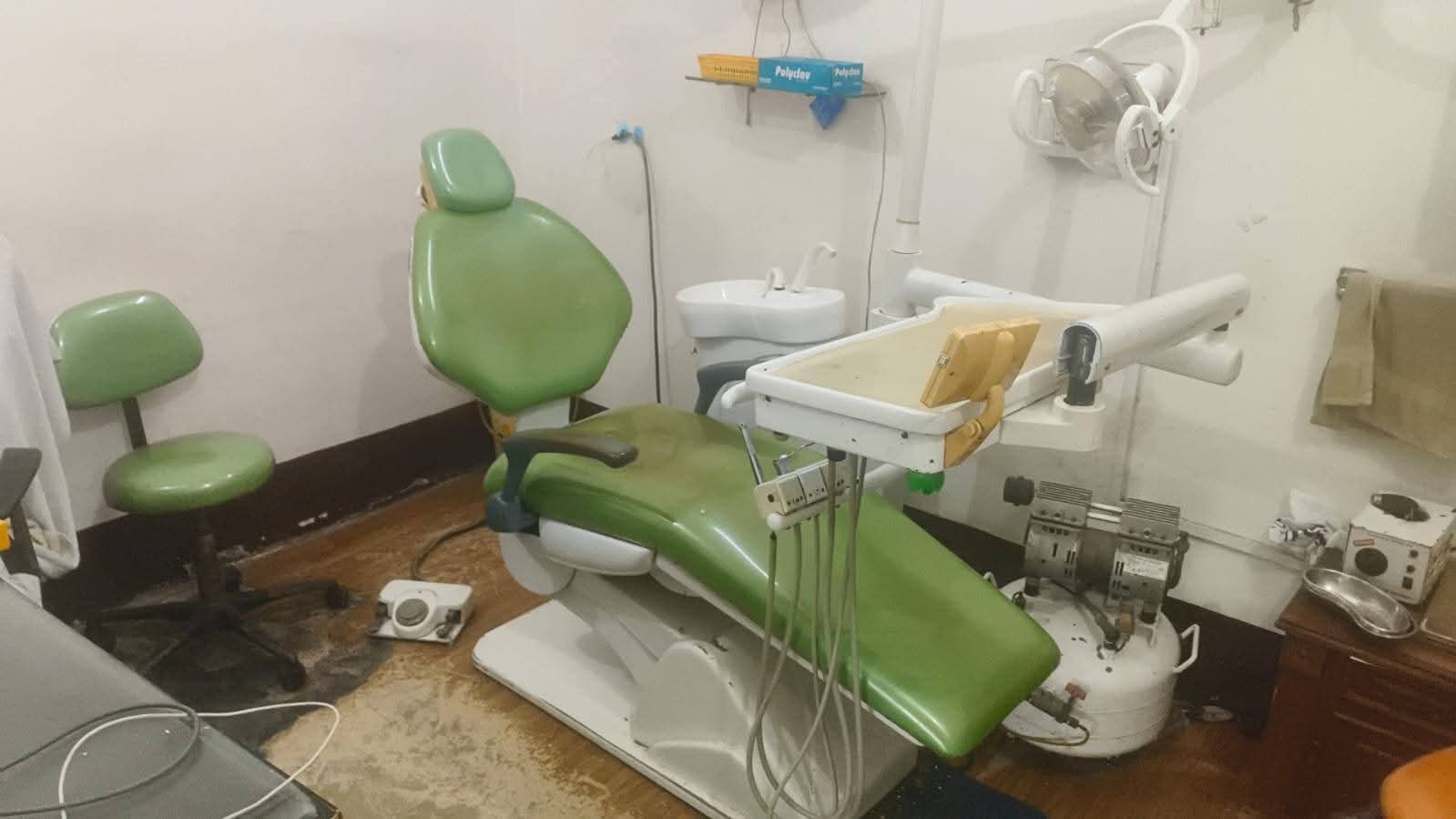 Green dental chair unit — sold by a dental technician, Faridabad