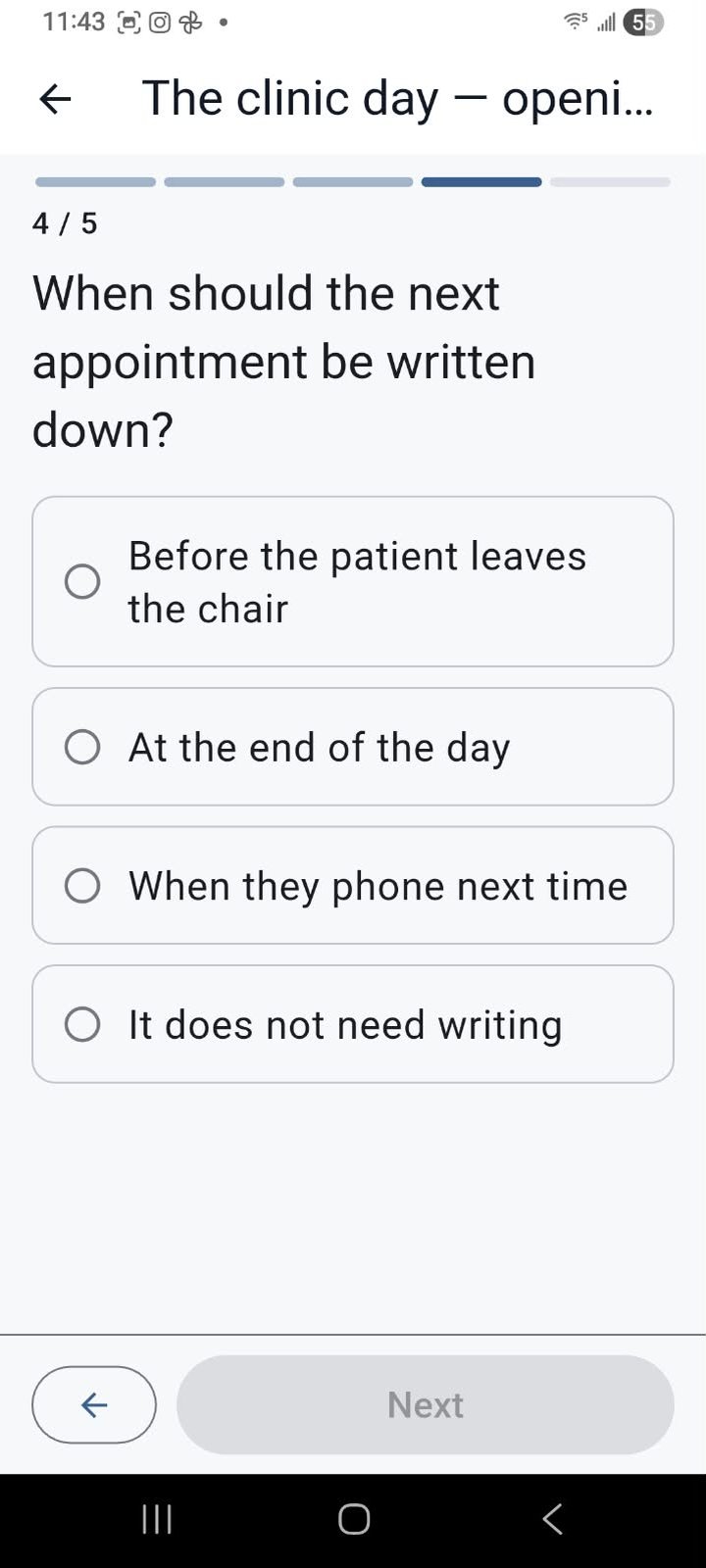 Quiz question 4 of 5 in the app: when should the next appointment be written down, with four options, progress bar and Back and Next buttons